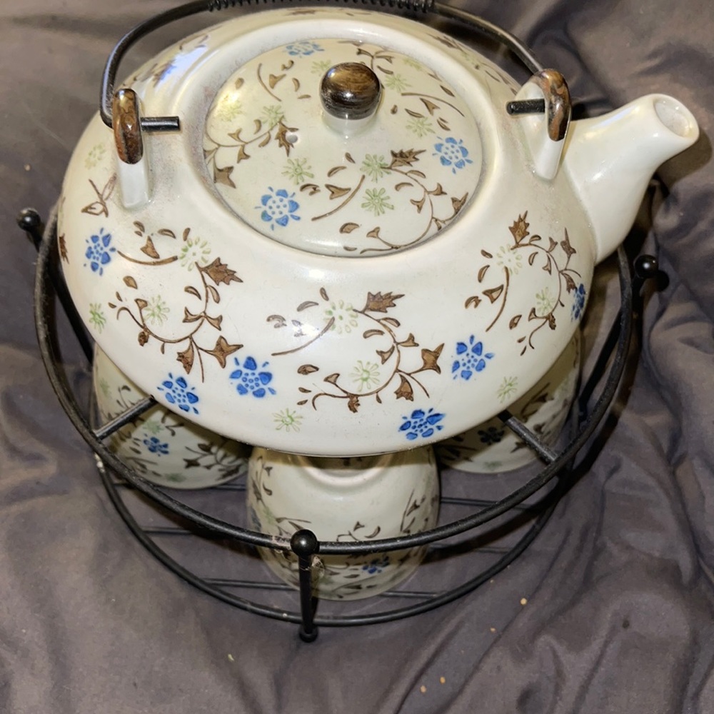 Pier1 imports China set, with stand and 4 original cups.